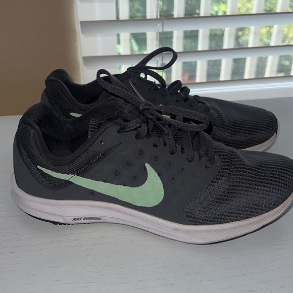 Nike downshifter 7 running shoes grey. - Picture 5 of 8